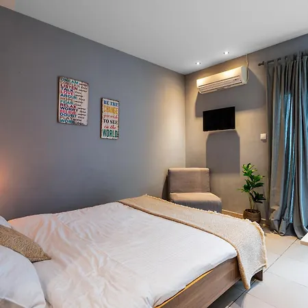 Ideally Located Apartment In Central Athens-3
